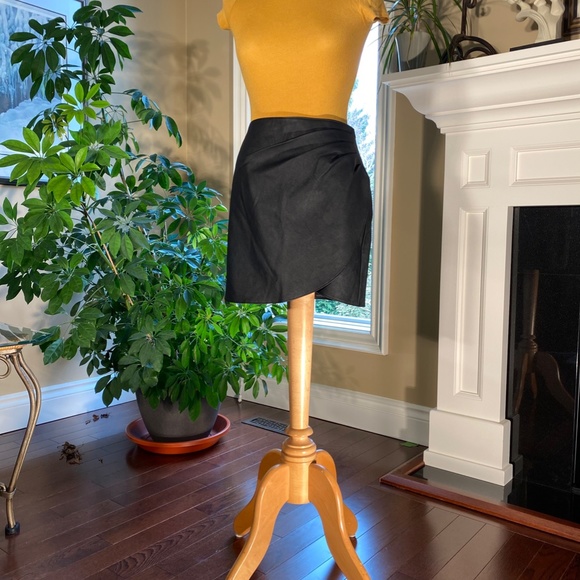 NWT Vegan Leather Mini Ruched Skirt - Picture 12 of 13